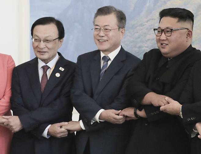2018년 9월19일 이해찬 당시 더불어민주당 대표가 평양에서 문재인 대통령, 김정은 국무위원장 등과 기념사진을 찍고 있다. 한겨레 자료사진