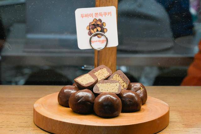 22일 서울 영등포구 여의도동 '더현대 서울' 지하 2층의 몬트쿠키 팝업스토어에 '두바이쫀득쿠키'(두쫀쿠)가 진열돼 있다. 임지훈 인턴기자