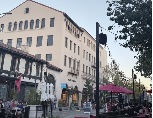 지난해 10월 미 캘리포니아주 팰로앨토의 테라스 카페. 이곳에선 투자자와 스타트업 대표들의 만남이 자주 목격된다. 실리콘밸리=박지연 특파원