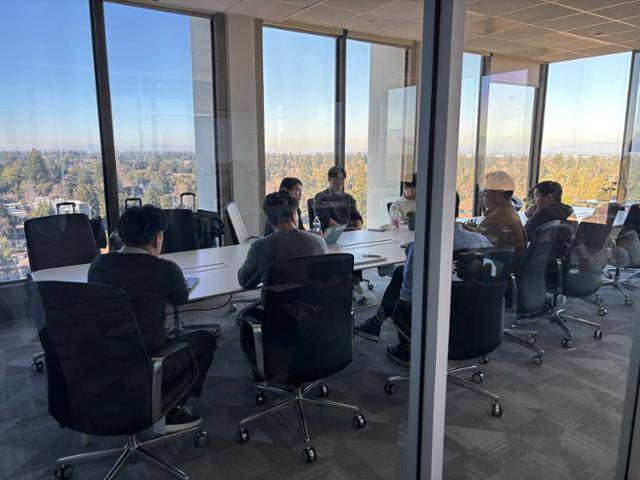 21일 미 캘리포니아 팰로앨토 소재 IBK기업은행 창공 실리콘밸리 센터에서 벤처캐피털(VC)과 스타트업 관계자들이 대화를 나누고 있다. 실리콘밸리=박지연 특파원