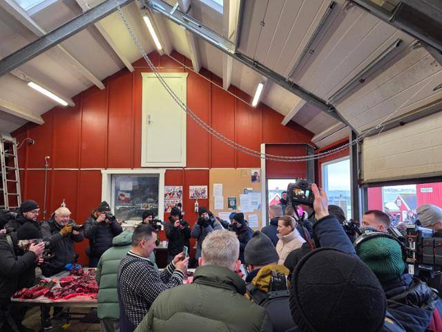 23일 그린란드 수도 누크를 찾은 메테 프레데릭센 덴마크 총리가 어류 직판장을 방문했다. 이누이트족이 운영하는 이 직판장은 원래 사진촬영이 금지돼 있지만 이날은 허용했다. 직판장 직원도 프레데릭센 총리를 찍고 있다. 누크=정승임 특파원