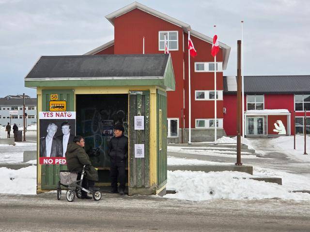 24일 그린란드 수도 누크의 버스정류장에 도널드 트럼프 미국 대통령과 성범죄자 제프리 엡스타인이 함께 찍힌 포스터가 붙어 있다. 누크(그린란드)=정승임 특파원