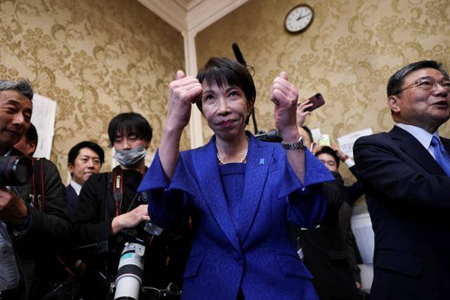 다카이치 사나에(가운데) 일본 총리가 23일 도쿄 국회에서 중의원(하원) 해산 후 엄지를 들어올리고 있다. 도쿄=로이터 연합뉴스