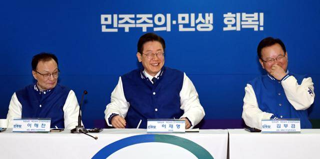 2024년 3월 14일 대전 중구 용두동 더불어민주당 대전시당 대회의실에서 열린 대전 국회의원·중구청장 후보자 연석회의 및 필승결의대회에 참석한 이재명 당대표와 이해찬, 김부겸 상임 공동선거대책위원장이 환하게 웃고 있다. 대전=이한호기자