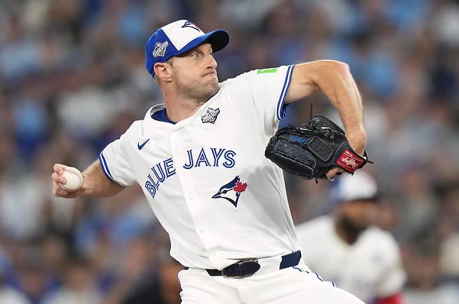<yonhap photo-4282=""> Toronto Blue Jays pitcher Max Scherzer (31) delivers a pitch against the Los Angeles Dodgers during first inning Game 7 World Series playoff MLB baseball action in Toronto on Saturday, Nov. 1, 2025. (Nathan Denette/The Canadian Press via AP) MANDATORY CREDIT/2025-11-02 09:21:13/ <저작권자 ⓒ 1980~2025 ㈜연합뉴스. 무단 전재 재배포 금지, AI 학습 및 활용 금지></yonhap>