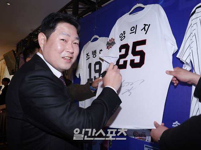 (주)조아제약과 일간스포츠가 공동제정한 '2025 조아제약 프로야구 대상' 시상식이 지난해 12월 2일 서울 강남구 라움아트센터에서 열렸다. 두산 양의지가 사인하고 있다. [사진 일간스포츠]