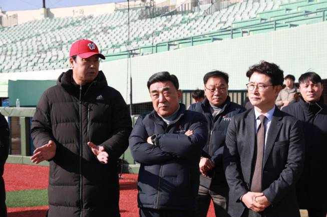 최근 열린 울산 웨일즈 트라이아웃 현장에서 선수들의 훈련을 지켜보는 장원진(왼쪽부터) 감독, 김두겸 시장, 김동진 단장. 울산시 제공