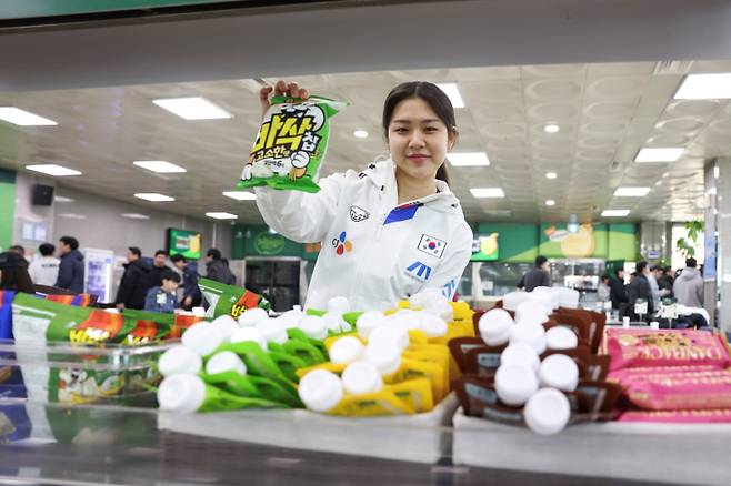 스피드스케이팅 국가대표 정희단이 후원사 CJ가 진행한 '비비고 데이' 행사에서 특식으로 제공된 간식을 들고 포즈를 취하고 있다. 사진=CJ그룹 제공