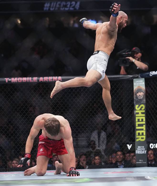 제앙 실바가 아놀드 앨런의 등을 밟고 뛰는 모습. 사진=UFC