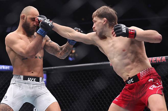 아놀드 앨런(오른쪽)이 제앙 실바에게 주먹을 뻗고 있다. 사진=게티이미지/AFP 연합뉴스