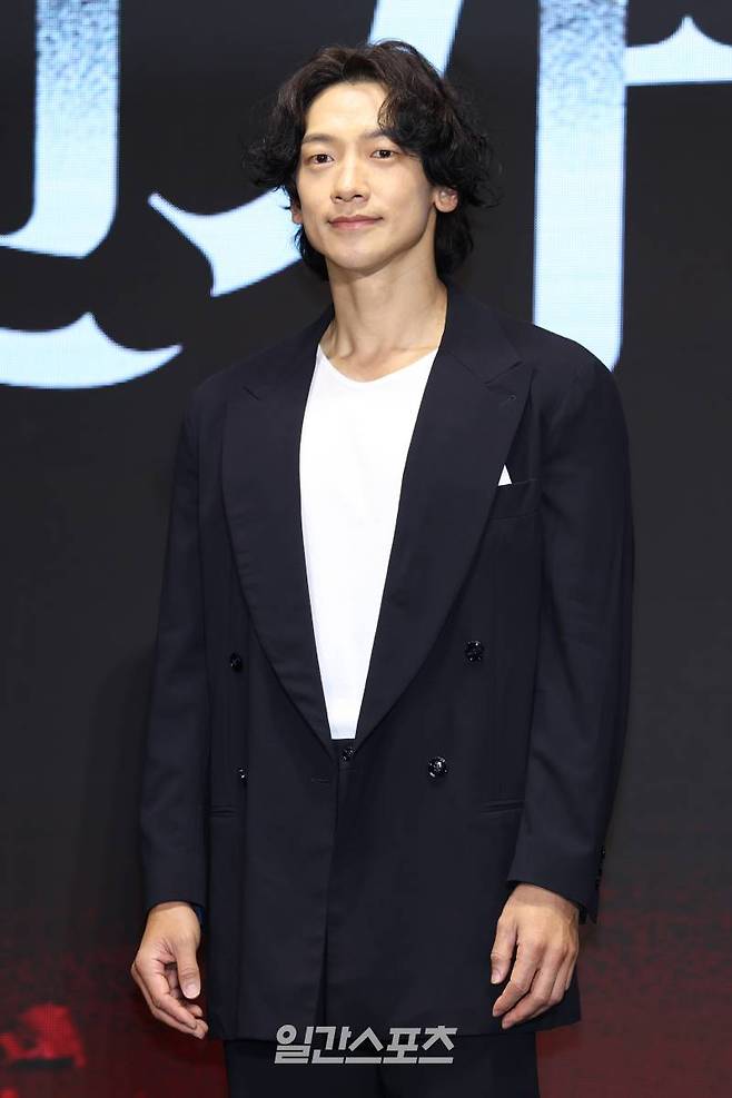 가수 겸 배우 비(정지훈)이 2일 오전 서울 영등포구 콘래드 호텔에서 열린 디즈니+ 오리지널 '화인가 스캔들' 제작발표회에 참석해 포즈를 취하고 있다. 서병수 기자 qudtn@edaily.co.kr /2024.07.02/