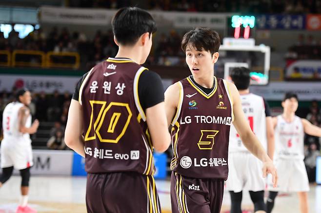 LG 양준석(오른쪽)이 25일 창원체육관에서 열린 정관장과의 2025~26 LG전자 프로농구 홈 경기 중 윤원상과 대화를 나누고 있다. 사진=KBL