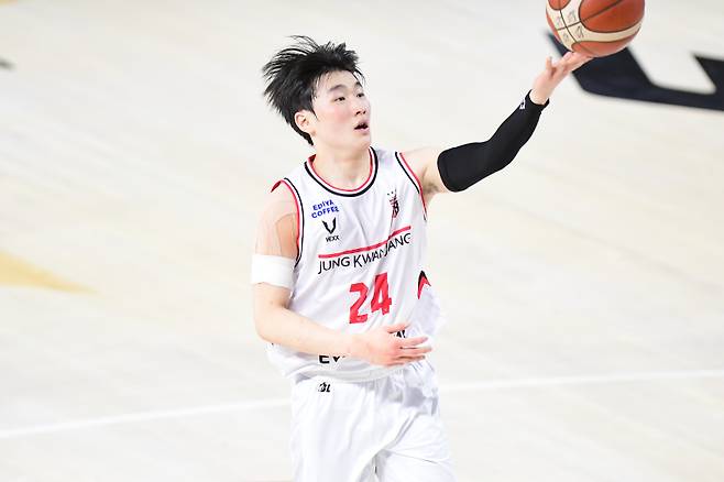 정관장 문유현이 25일 창원체육관에서 열린 LG와의 2025~26 LG전자 프로농구 원정 경기서 슛을 시도하고 있다. 사진=KBL