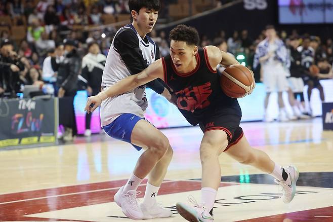 18일 서울 잠실실내체육관에서 열린 2025-2026 LG전자 프로농구 올스타전 덩크 콘테스트 결승.   정성조(삼성)와 에디 다니엘(SK)이 경기를 펼치고 있다. 연합뉴스