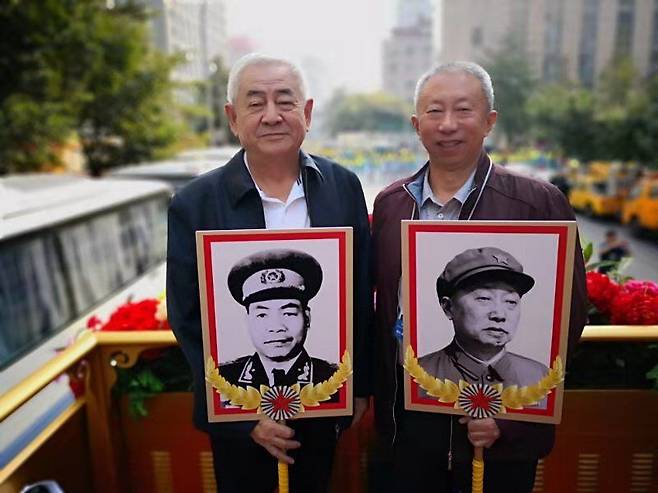 장유샤 군사위 부주석의 형 장신샤(張新俠·왼쪽)가 부친인 장쭝쉰 개국상장의 사진을 들고 포즈를 취하고 있다. X 캡처