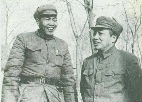 1949년 2월 제1야전군 사령관 펑더화이(오른쪽)와 장쭝쉰(왼쪽) 부사령관. 위키피디아