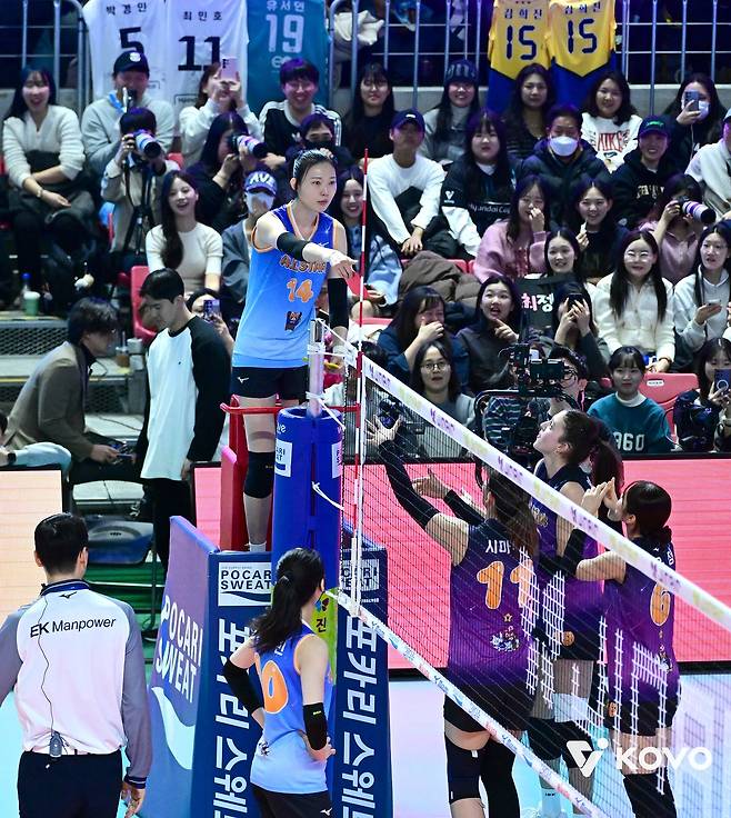 올스타전 도중 양효진이 주심 자리를 차지한 채 상대편 반칙을 지적하고 있다. [사진 KOVO]