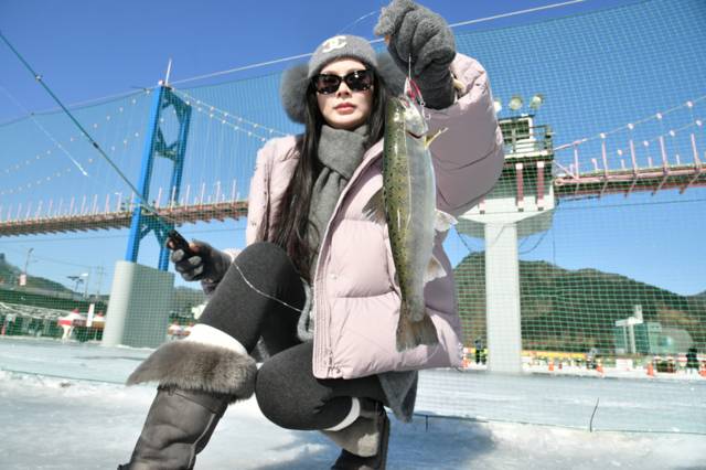 ▲ 1월 마지막 휴일인 25일 화천산천어축제장을 찾은 외국인 관광객들이 전용낚시터에서 산천어 얼음낚시를 즐기고 있다.