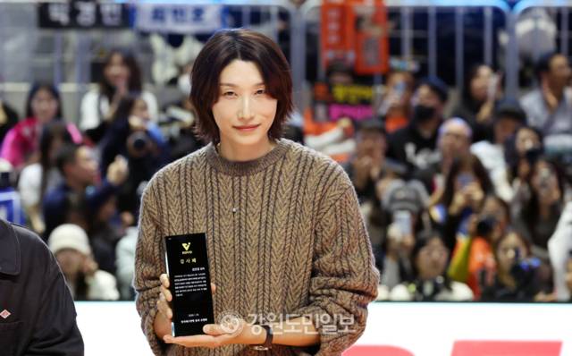 ▲ 25일 춘천호반체육관에서 열린 프로배구 ‘진에어 2025∼2026 V-리그 올스타전’에서 흥국생명 어드바이저 김연경이 최근 예능 프로그램을 통해 프로배구 인기 향상에 이바지한 공로를 인정받아 감사패를 받은 뒤 기념 촬영하고 있다. 김정호 기자