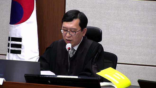 한덕수 전 총리 1심 선고를 맡은 이진관 재판장이 지난 21일, 한 전 총리에게 징역 23년을 선고하고 있다. (화면 제공 : 서울중앙지법)