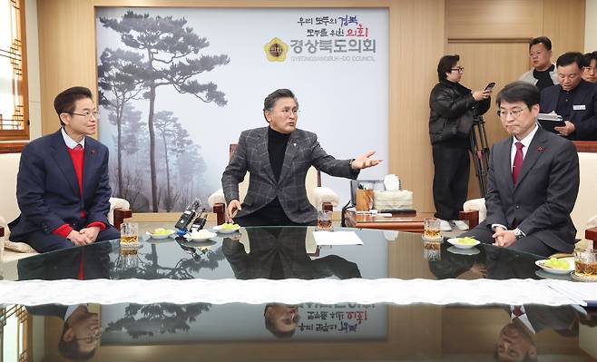 (사진 왼쪽부터) 이철우 경북지사와 박성만 경북도의장, 김정기 대구시장 권한대행 행정부시장이 행정통합에 대한 논의를 하고 있다./사진=연합뉴스