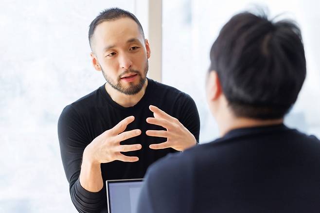 오페라 나비부인을 선정한 이유에 대해 설명하는 지휘자 정민 / 사진 제공. 강릉시립교향악단.