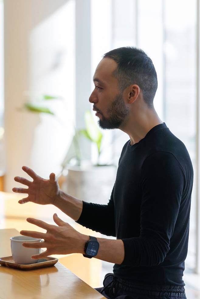 한국경제신문과 인터뷰에서 바그너 오페라에 대한 계획을 설명하는 지휘자 정민 / 사진 제공. 강릉시립교향악단.