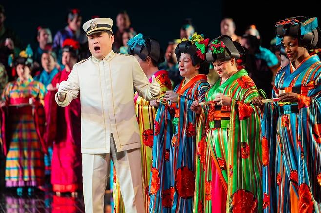 뉴욕 메트로폴리탄 오페라 '나비부인' 에 흰색 해군 정복 의상을 입고 노래하는 핑커톤 역 백석종 / (c) Evan Zimmerman