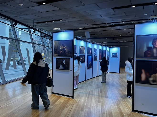 지난 15일 DDP 이간수문 갤러리에서 진행 중인 영화 '휴민트' 특별전을 찾은 관람객들이 미공개 스틸, 박정민 배우의 작품 등을 감상하고 있다. 유승목 기자