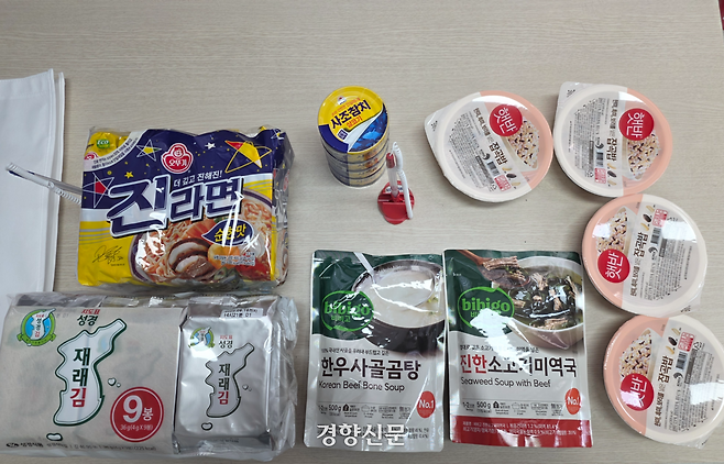 그냥드림 꾸러미에 들어있는 식료품들. 이삭 기자.