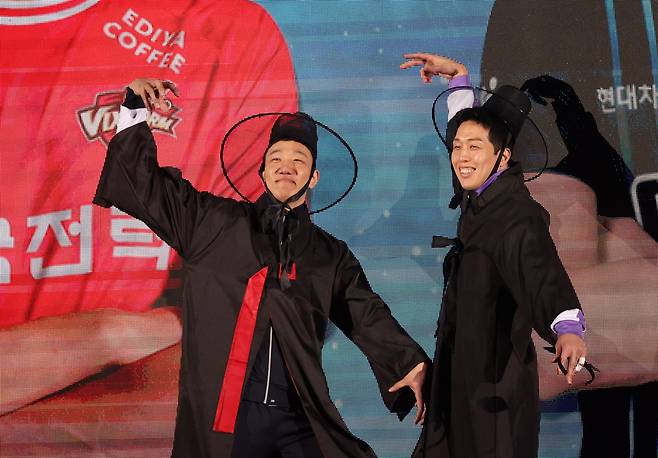 한국전력 신영석(왼쪽)과 현대캐피탈 최민호가 25일 춘천시 호반체육관에서 열린 프로배구 진에어 2025~2026 V리그 올스타전에서 글로벌 흥행 K콘텐츠인 영화 <케이팝 데몬 헌터스> 주인공을 떠올리게 하는 저승사자 복장으로 코트에 입장하고 있다. 춘천 | 연합뉴스