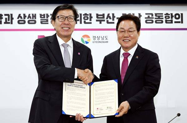 박형준 부산시장과 박완수 경남도지사가 2024년 6월 17일 부산시청에서 행정통합을 비롯한 지역 공동 현안과 관련한 공동합의문에 서명하고 나서 악수하는 모습. 박 시장과 박 지사는 오는 28일 부산·경남 행정통합 공동 입장을 발표한다.  국제신문 DB