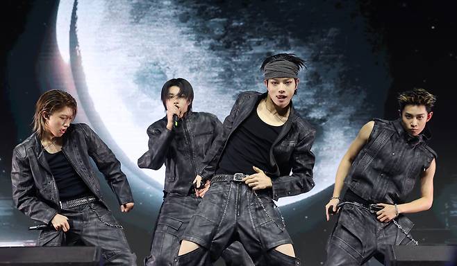 Boy band LNGSHOT performs "Moonwalkin'," the lead track of its debut EP "Shot Callers," in western Seoul on Jan. 13. [NEWS1]