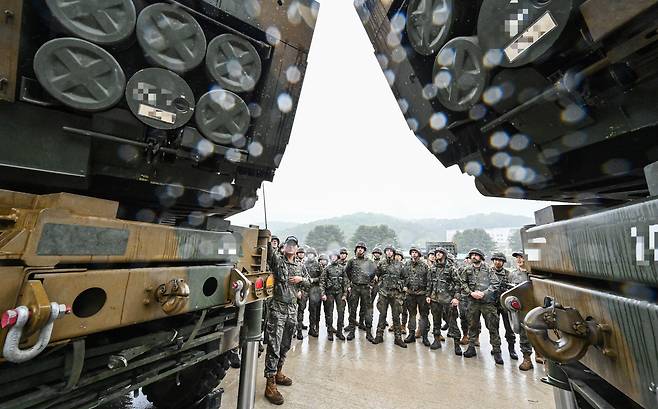 Polish military officers listen to an explanation on the Chunmoo multiple launch rocket system during a demonstration on the K-defense system for soldiers from major overseas defense cooperation countries on May 22, 2025. [YONHAP]