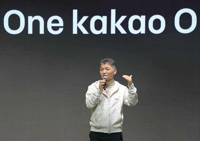 Kim Beom-su, founder of tech giant Kakao, speaks at a company training session for new employees at the company's AI Campus in Yongin, Gyeonggi, on Jan. 15. [KAKAO]