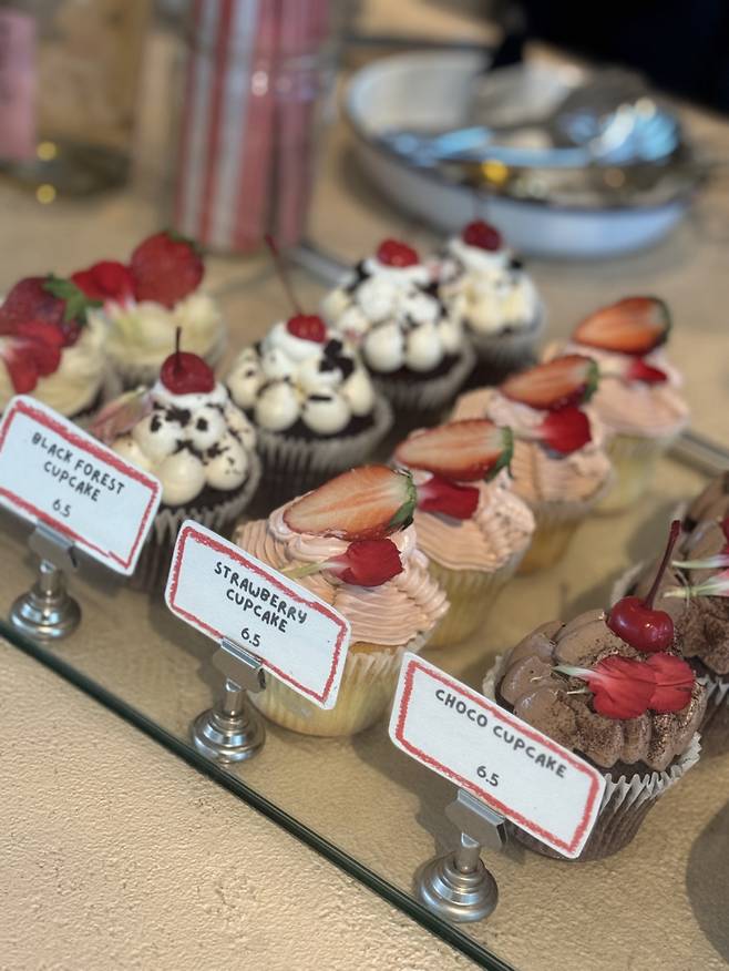 서울의 한 베이커리 카페에 진열된 컵 케이크들. 위 사진은 해당 기사와 상관이 없음. 임성영 기자.