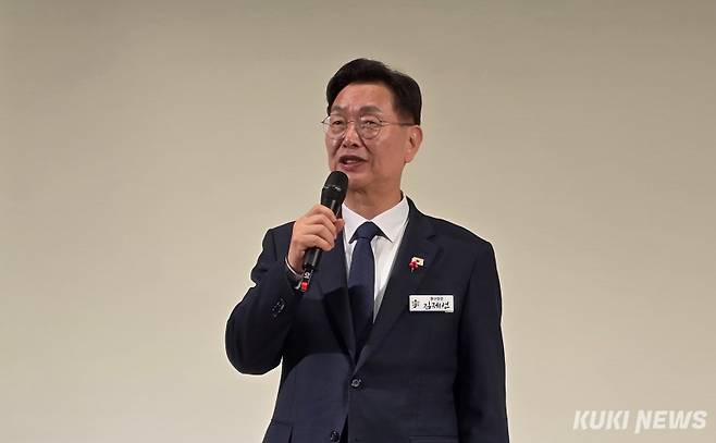 김제선 대전 중구청장이 24일 충남대병원 임상교육시뮬레이션 센터에서 출판 전시회를 열고 인사말을 하고 있다. 사진=명정삼 기자