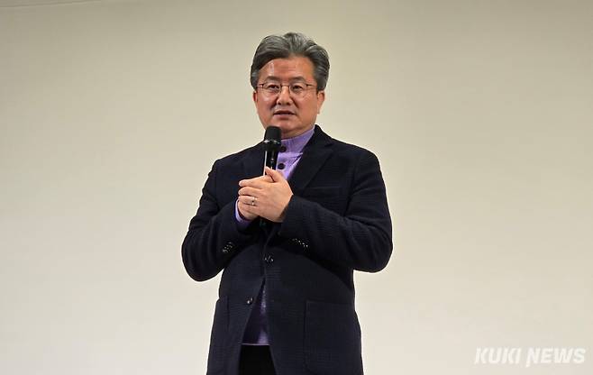 정용래 대전 유성구청장이 24일 김제선 중구청장 출판 전시회에서 축사를 하고 있다. 사진=명정삼 기자