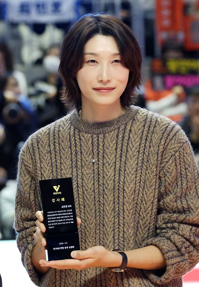 김연경이 25일 강원 춘천호반체육관에서 열린 2025-2026 V리그 올스타전에서 감사패를 받은 뒤 기념 촬영하고 있다. 연합뉴스