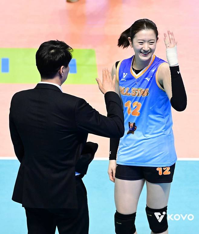 흥국생명 이다현(오른쪽)이 강원 춘천호반체육관에서 열린 2025-2026 V리그 올스타전에서 2세트 도중 강성형 현대건설 감독과 화사의 '굿 굿바이(Good Goodbye)'에 맞춰 춤을 추고 있다. 한국배구연맹(KOVO) 제공