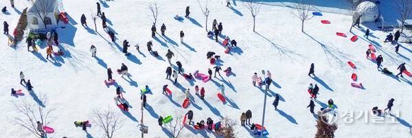 24일 오후 의왕시 왕송호수에서 열린 겨울축제 ‘겨울아놀자’를 찾은 시민들이 새하얀 눈밭에서 알록달록한 썰매를 타며 겨울 정취를 만끽하고 있다. 조주현 기자