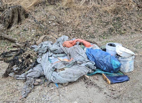 A씨가 장수산 일대에서 직접 수거한 쓰레기. 연합뉴스