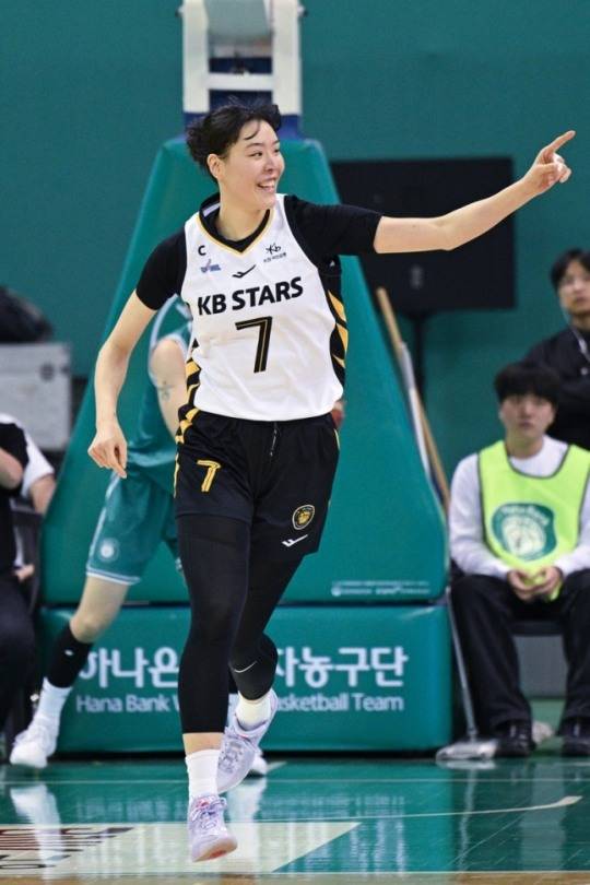 득점하고 기뻐하는 박지수