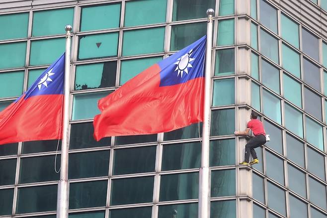 타이베이101을 오르는 호놀드. [AFP 연합뉴스]