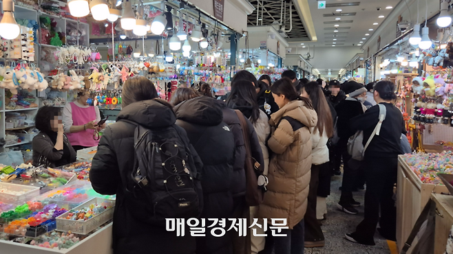 지난 20일 오전 서울 동대문부자재상가에서 시민들이 볼꾸·키링 소품을 고르고 있다. [이수민 기자]