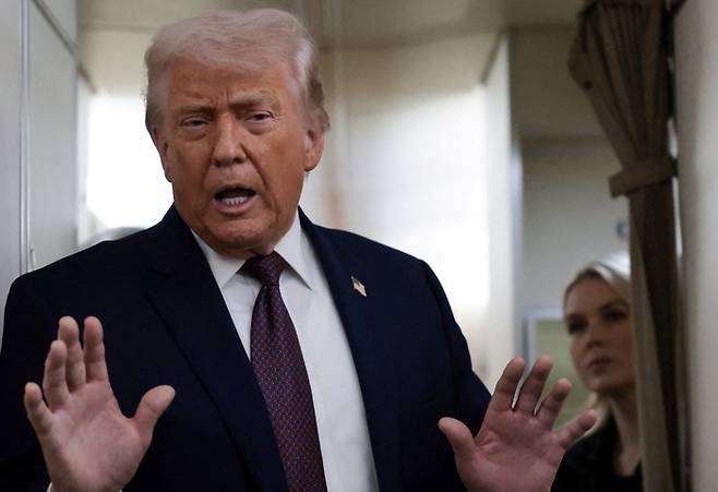 도널드 트럼프 미국 대통령이 22일(현지시간) 스위스 다보스에서 백악관으로 복귀하는 대통령전용기에서 기자들과 대화하고 있다. [로이터 연합]