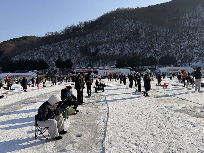 산천어축제 얼음낚시.