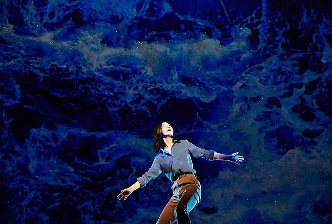 연극 '살아있는 자를 수선하기'의 한 장면. 김신록 배우가 시몽이 파도를 타는 모습을 연기하고 있다. 일다프로젝트