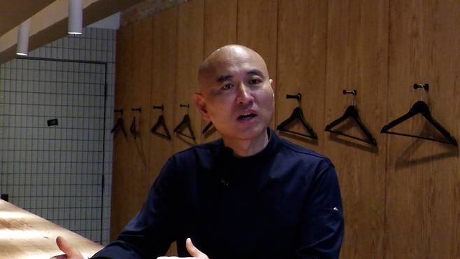 뉴욕 맨해튼에 위치한 돼지곰탕 전문점 ‘옥동식’에서 인터뷰하는 옥동식 셰프.