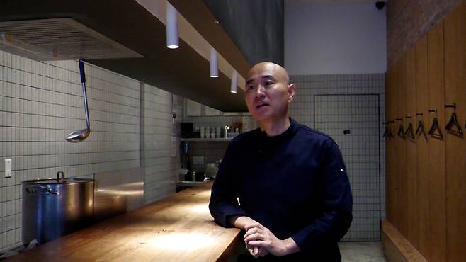 뉴욕 맨해튼에 위치한 돼지곰탕 전문점 ‘옥동식’에서 인터뷰하는 옥동식 셰프.